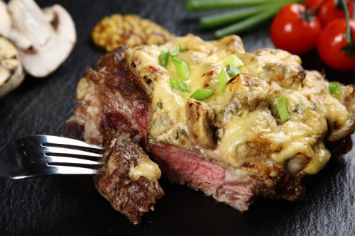 Rostélyos steak gombával és sajttal sütve